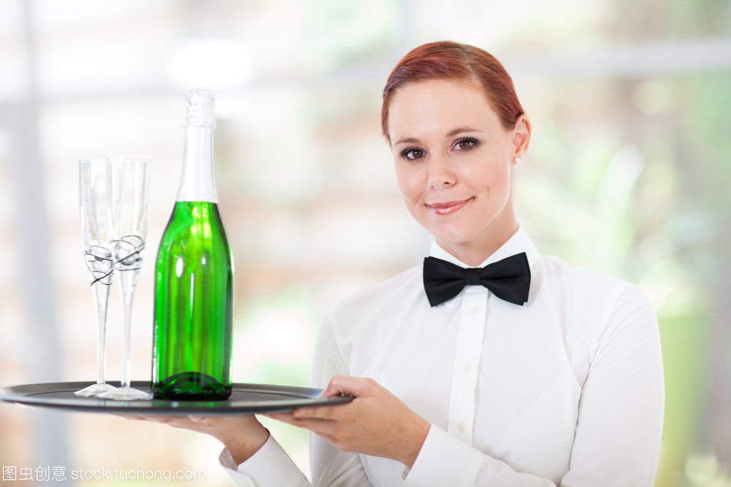 優(yōu)雅品味之旅 年輕女服務(wù)員品鑒香檳的餐廳禮儀服務(wù)